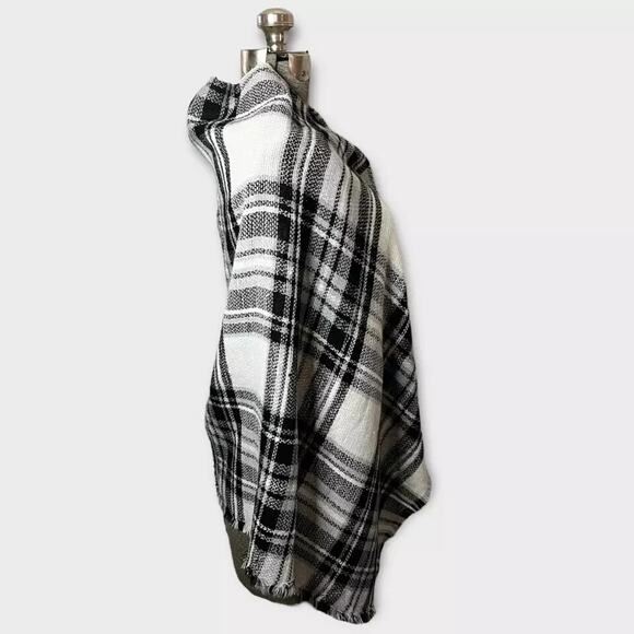 ModCloth Women's Black & White Plaid, Tartan Wide Scarf, Blanket Wrap w/Fringe - Picture 4 of 10